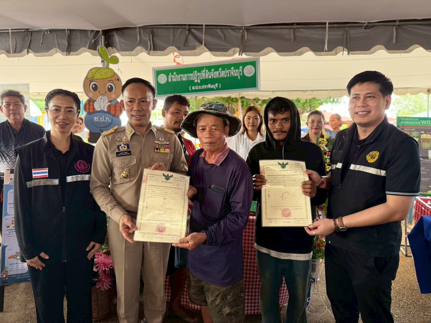 title - วันที่ 22 เมษายน 2569 นายวิทูล ประดิษฐบุญ ปฏิรูปที่ดินจังหวัดปราจีนบุรี  พร้อมด้วย เจ้าหน้าที่ ส.ป.ก.ปราจีนบุรี เข้าร่วมโครงการจังหวัดเคลื่อนที่  โครงการ 